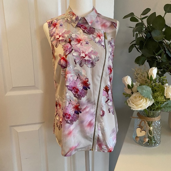 Calvin Klein Tops - Calvin Klein sleeveless floral blouse, asymmetrical zip, size XS